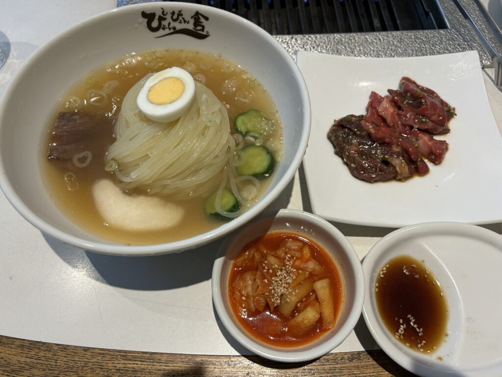 ぴょんぴょん舎で冷麺と焼肉のセットランチ
