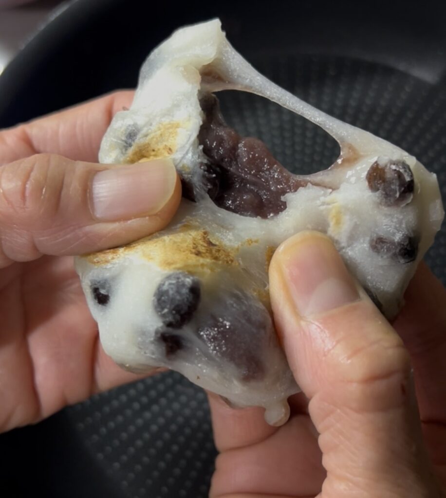 焼き豆餅の断面。フライパン加熱で再糊化したとろける餅と温かいこしあんのコントラスト