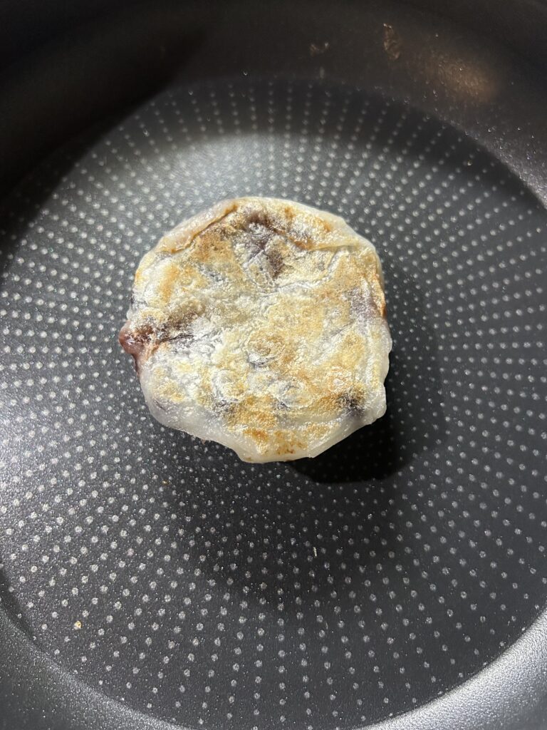 表面にこんがりと黄金色の焼き色がついた禁断の焼き豆餅。メイラード反応で香ばしさがアップ