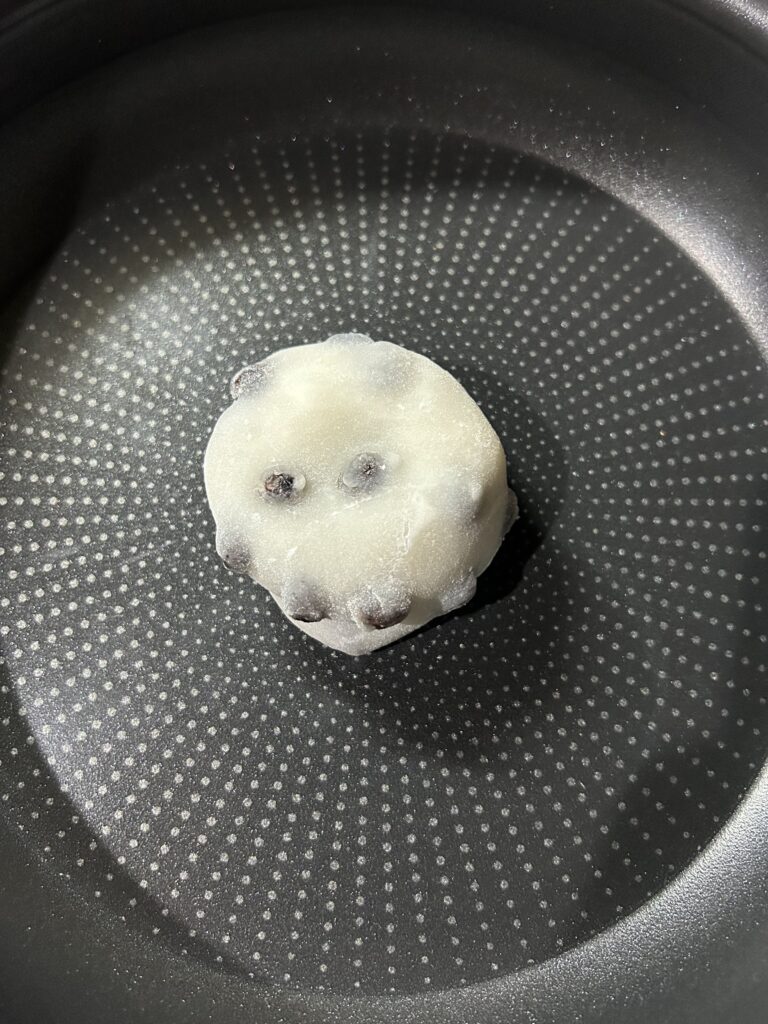 フライパンで油を引かずに弱火でじっくり焼いている出町ふたばの豆餅