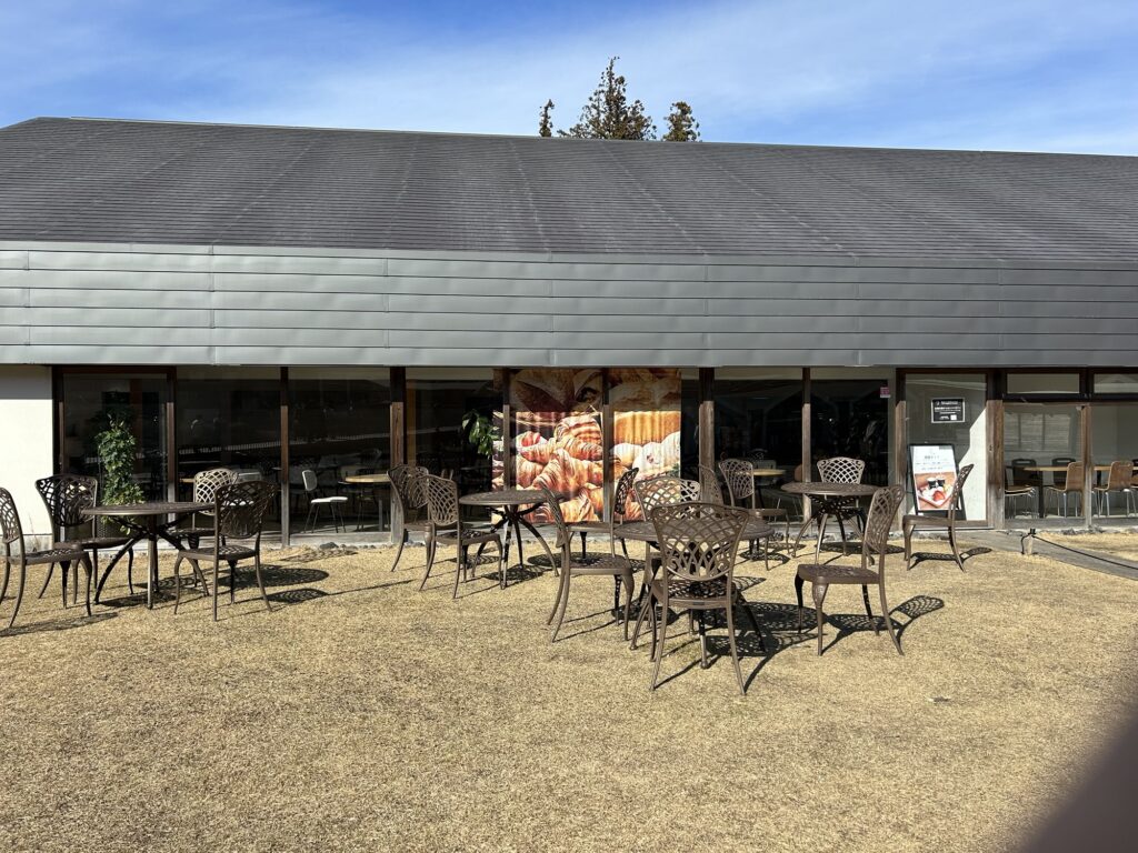 VISON内にあるパン屋「Mariage de Farine（マリアージュ ドゥ ファリーヌ）」の外観