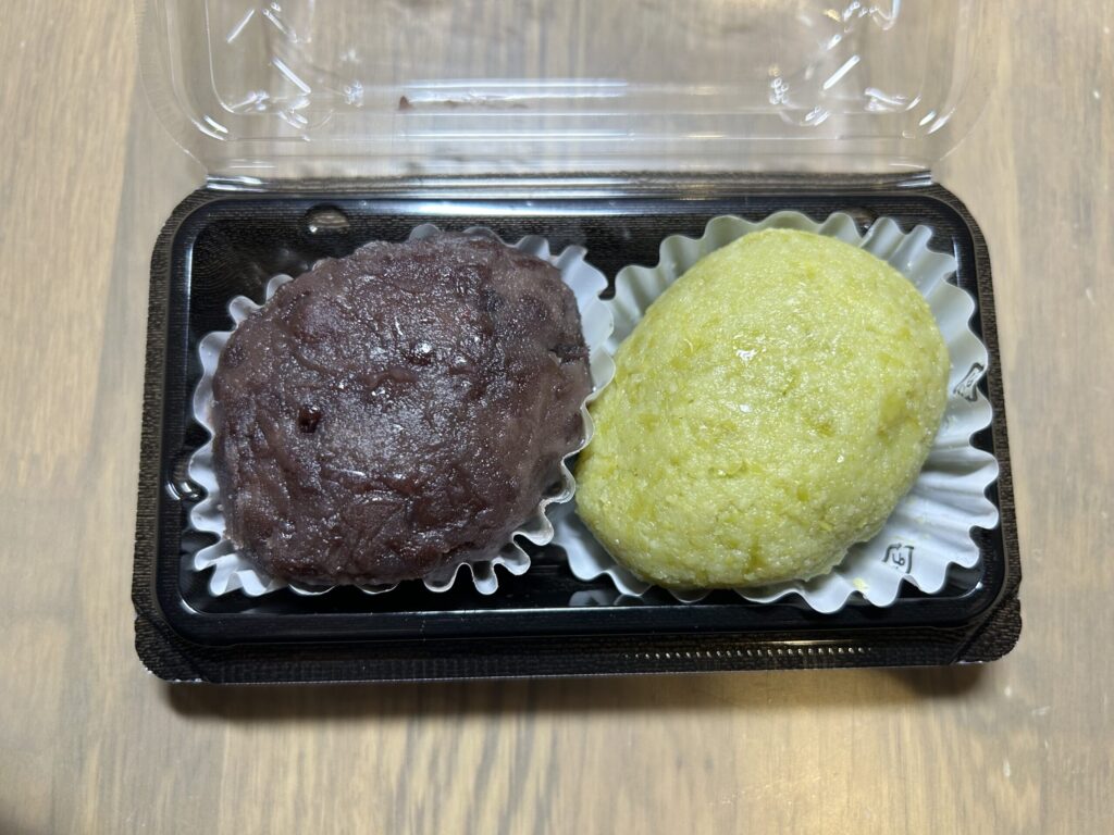 エンドー餅店の人気商品、「づんだおはぎ」と「あんこ（つぶ）のおはぎ」の2個セット。パッケージに入った状態。