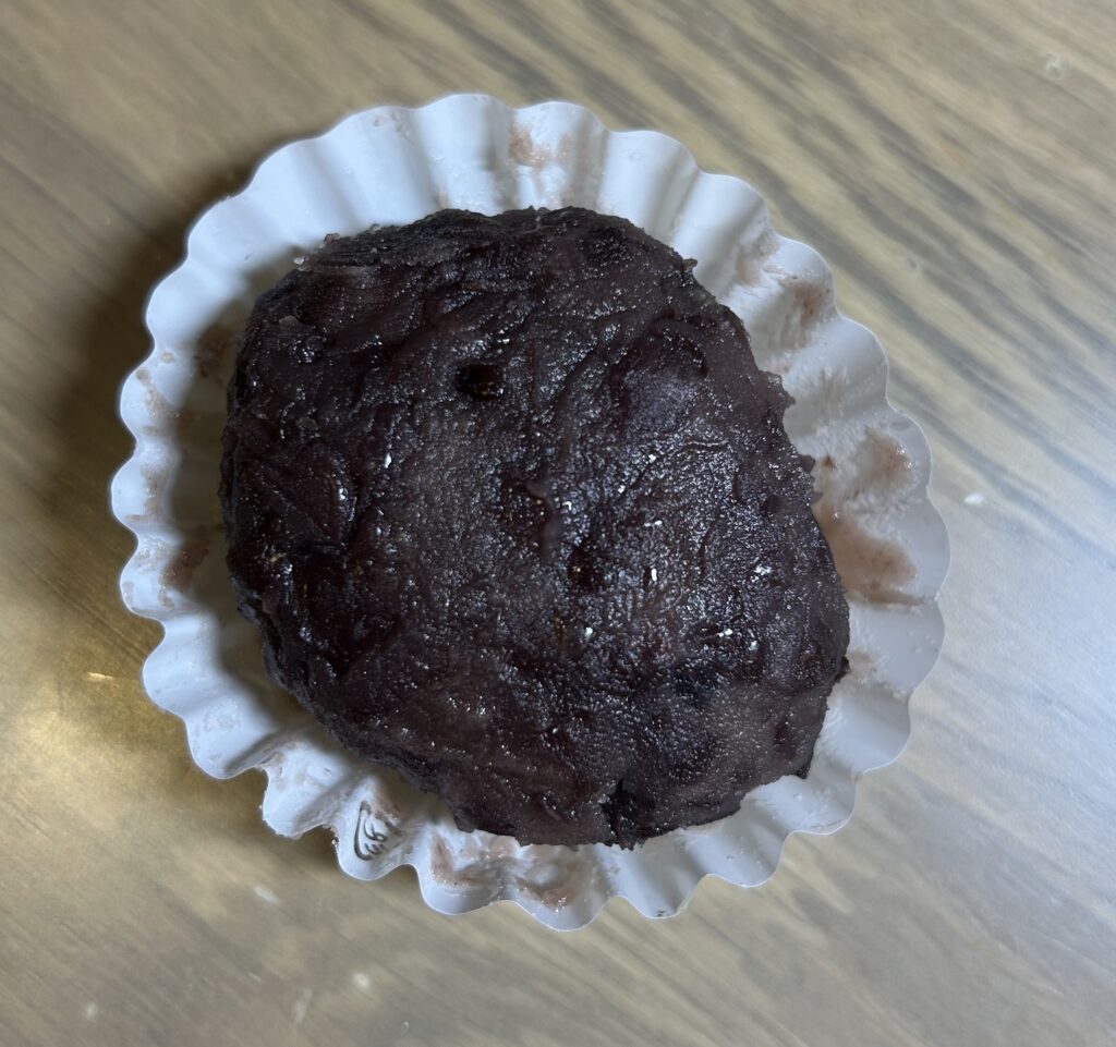 エンドー餅店のあんこ（つぶ）おはぎ。北海道産小豆を使用したつぶあんが、2度蒸しされたお米を覆っている。
