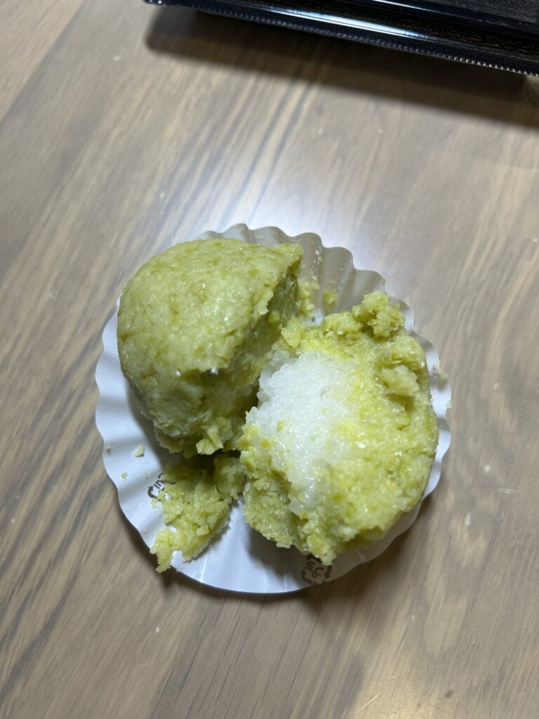エンドー餅店のづんだおはぎ。鮮やかな緑色のづんだあんが、お米の粒感が残る餅を覆っている。豆の粒感が感じられる粗い質感。