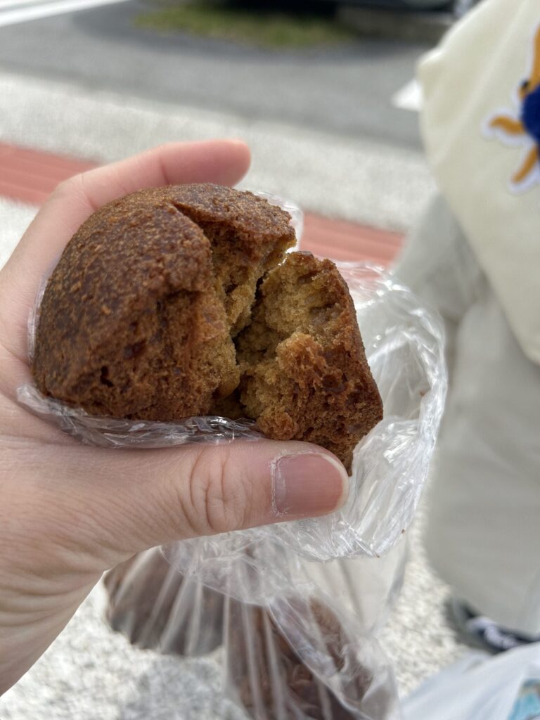 道の駅許田の三矢菓子店で買った黒糖味のサーターアンダギー