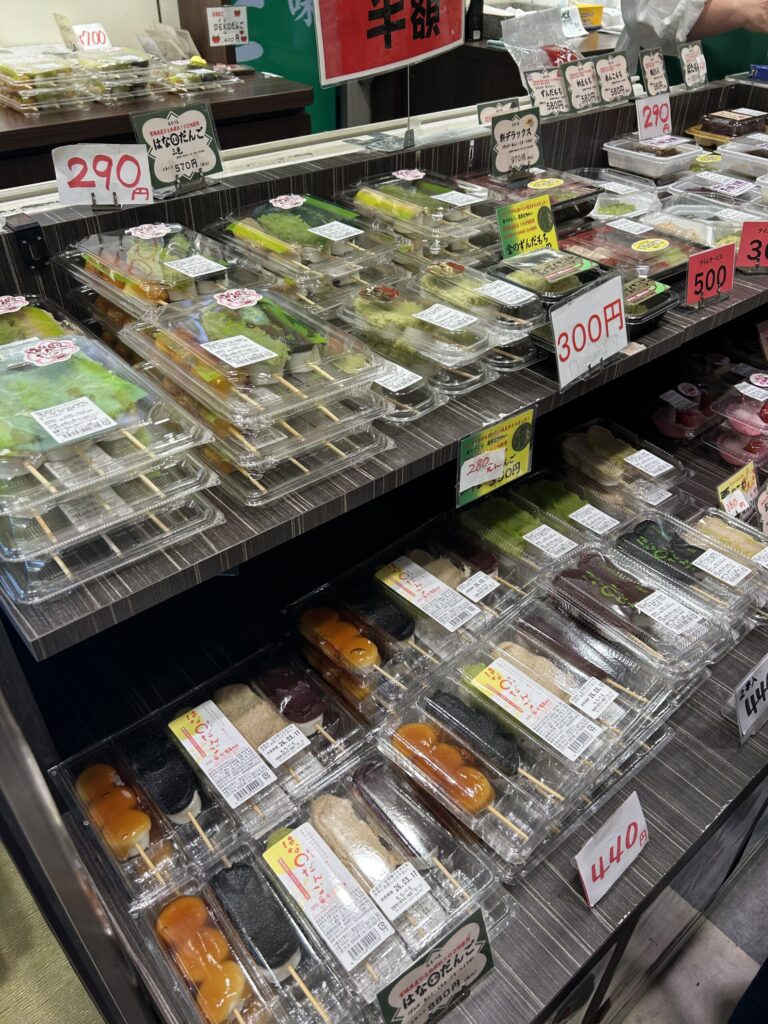 「半額」になったもちべえのパック。夕方の仙台駅での割引販売の様子。