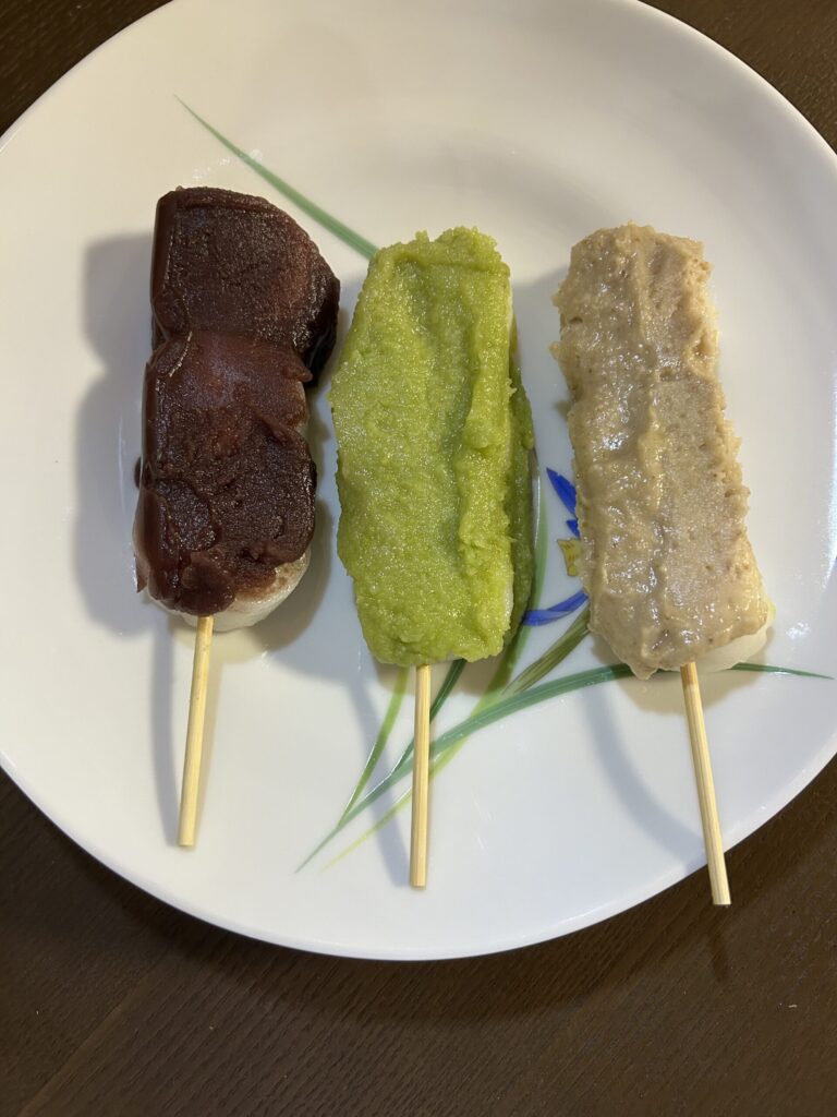 もちべえの「花〇だんご」。あんこ、くるみ、ずんだの3つの味が1つのパックに入った串団子。