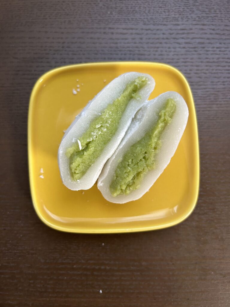 白く丸い「ずんだ大福」の断面から鮮やかな緑色のづんだ餡がのぞいている写真