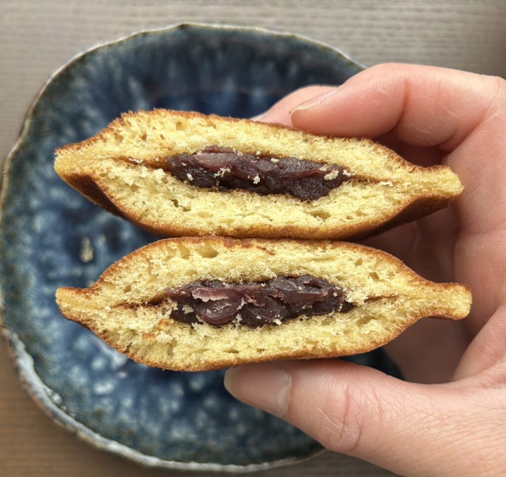 沖縄土産の定番「御菓子御殿」のどら焼き（つぶあん）。どら焼き断面