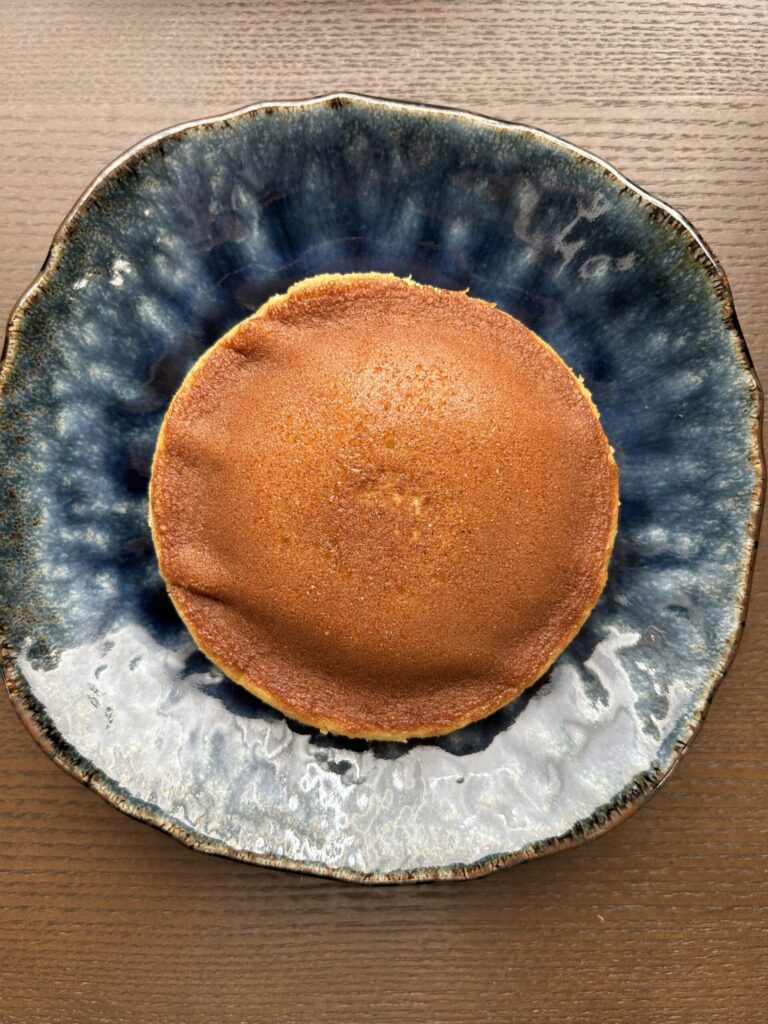 沖縄土産の定番「御菓子御殿」のどら焼き（つぶあん）。