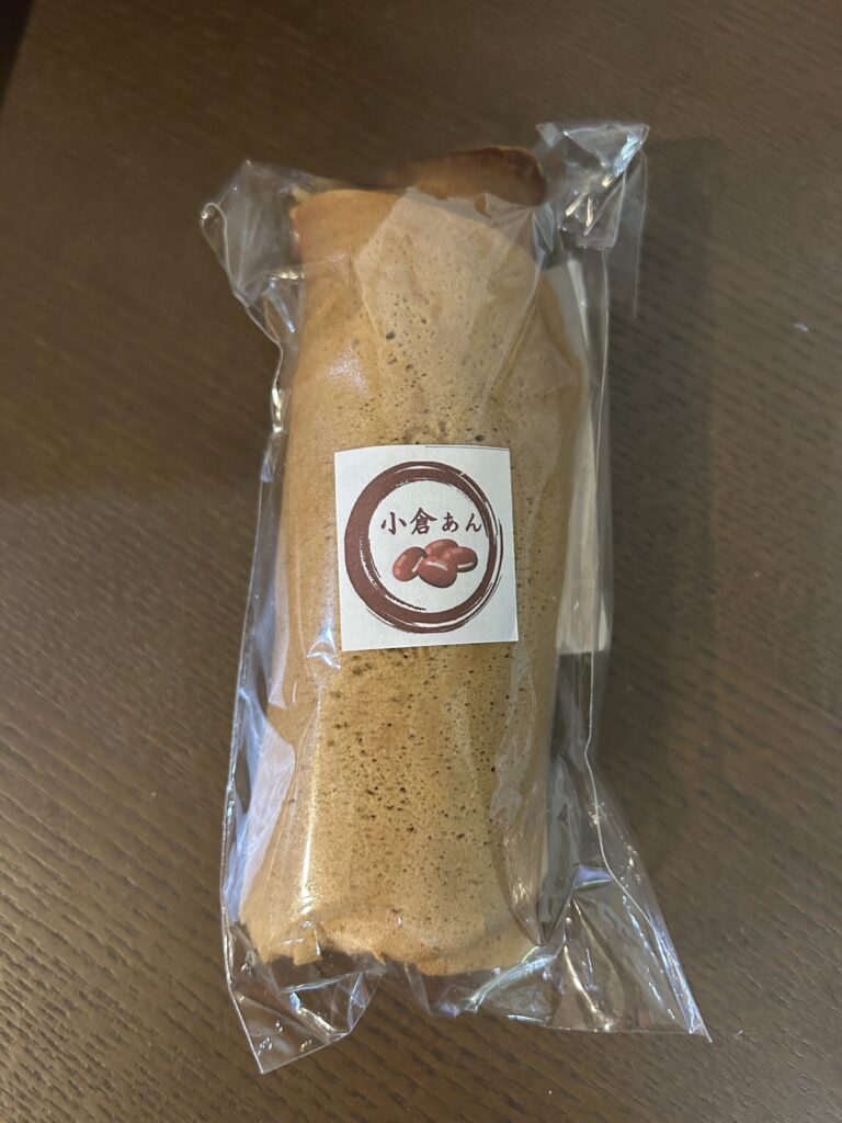 読谷村「ゆんた市場」で購入した「ソベポーポー（小倉あん巻き）」。黒糖風味のもっちりとした厚い生地で、粒立ちの良い小倉あんを巻いたもの。ずっしりとした重みを感じさせる。