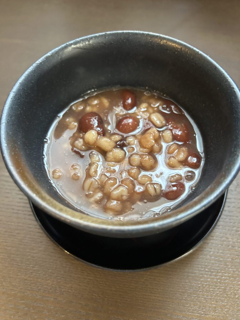 透明なガラス器やお椀に盛られた、ぜんざい単体の写真（大粒の金時豆と押麦がしっかり見えているもの）。