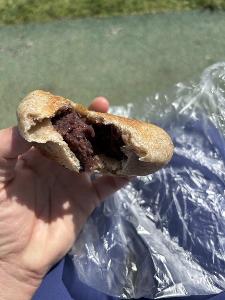 読谷村「パン工房おとなりや」のあんぱん。もっちりとした質感の生地の中に、なめらかなこし餡がぎっしり詰まった断面。