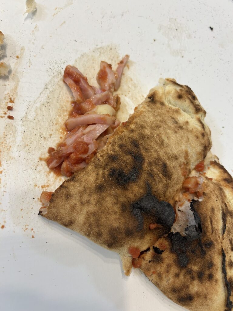 石窯ピザ酒場まるきからテイクアウトした、焼き立てのカルツォーネの断面。