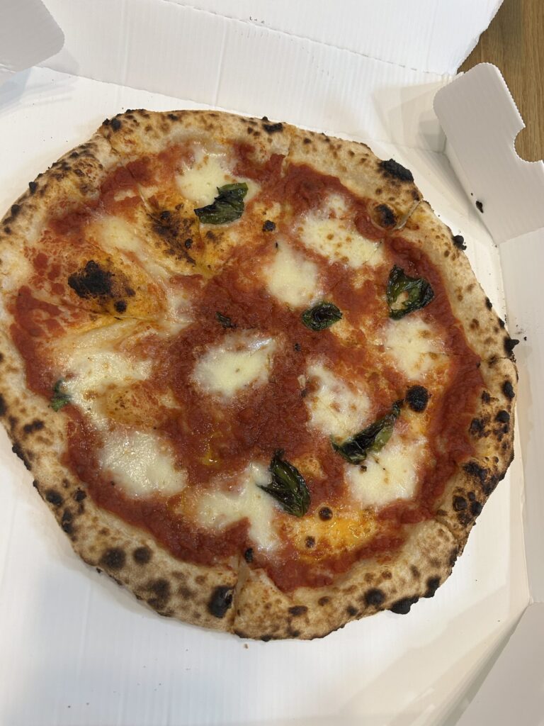 石窯ピザ酒場まるきからテイクアウトしたマルゲリータ。