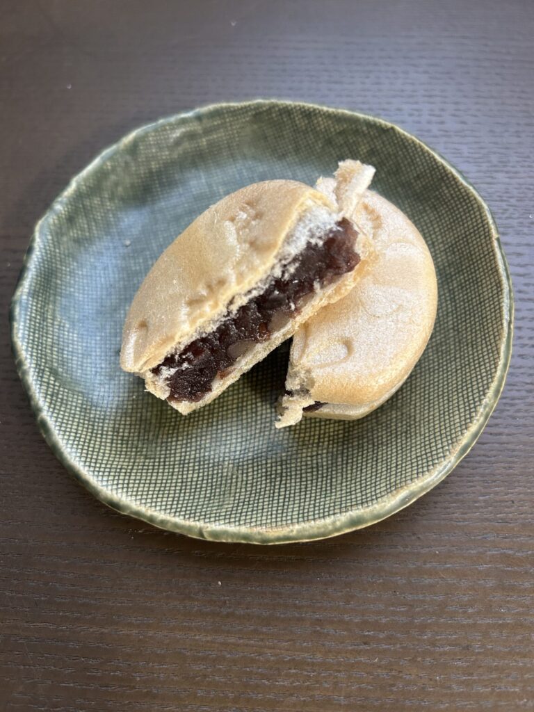 白松がもなかの小豆