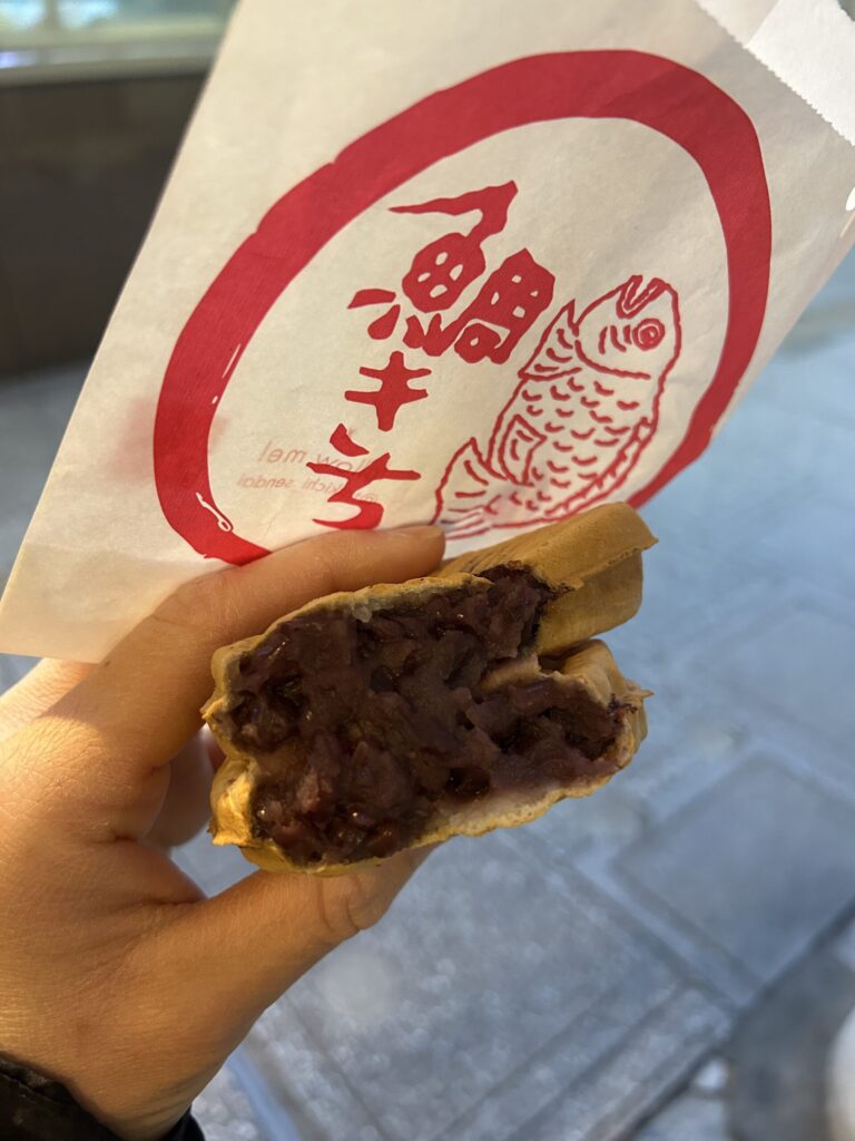 鯛きちのたい焼き。焼き立てで黄金色の薄皮たい焼き。小倉あんが詰まっている断面。